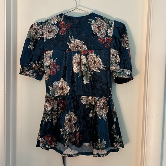 Beautiful velvet wrap top - Picture 4 of 4